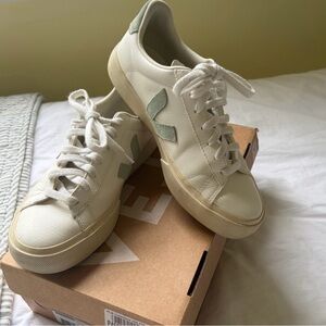 Women's Veja EUR 36 sneakers with olive green detail